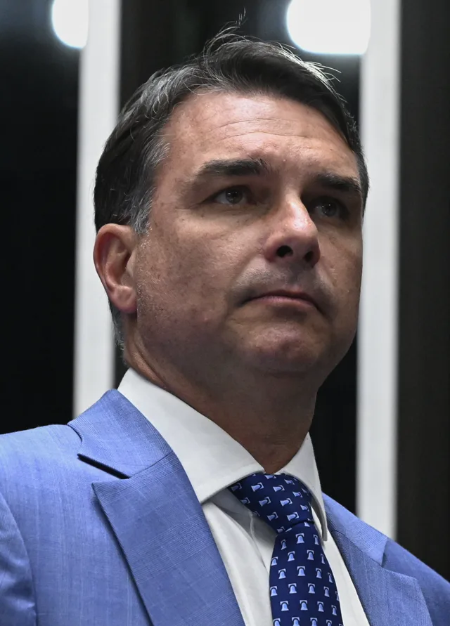 Flávio Bolsonaro no plenário do Senado, de terno azul, em setembro de 2026.